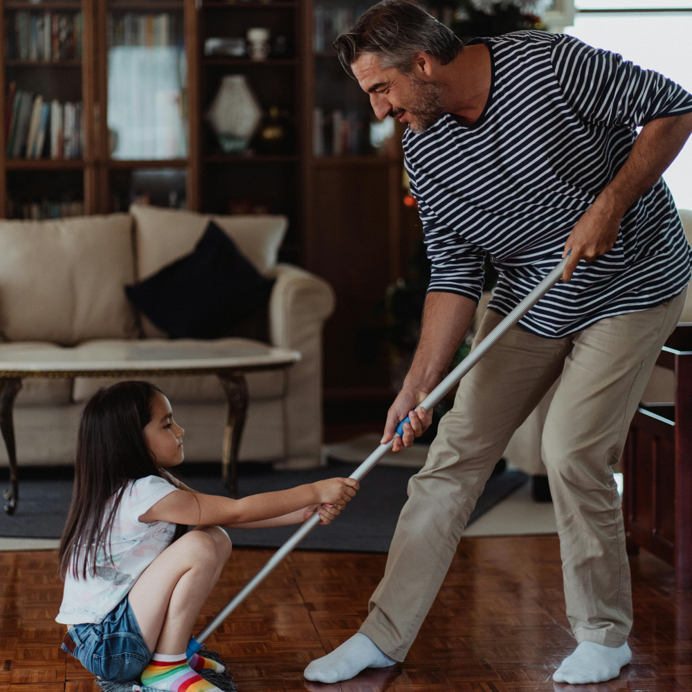 Parent accompagnant son enfant lors d’une activité de stimulation du langage