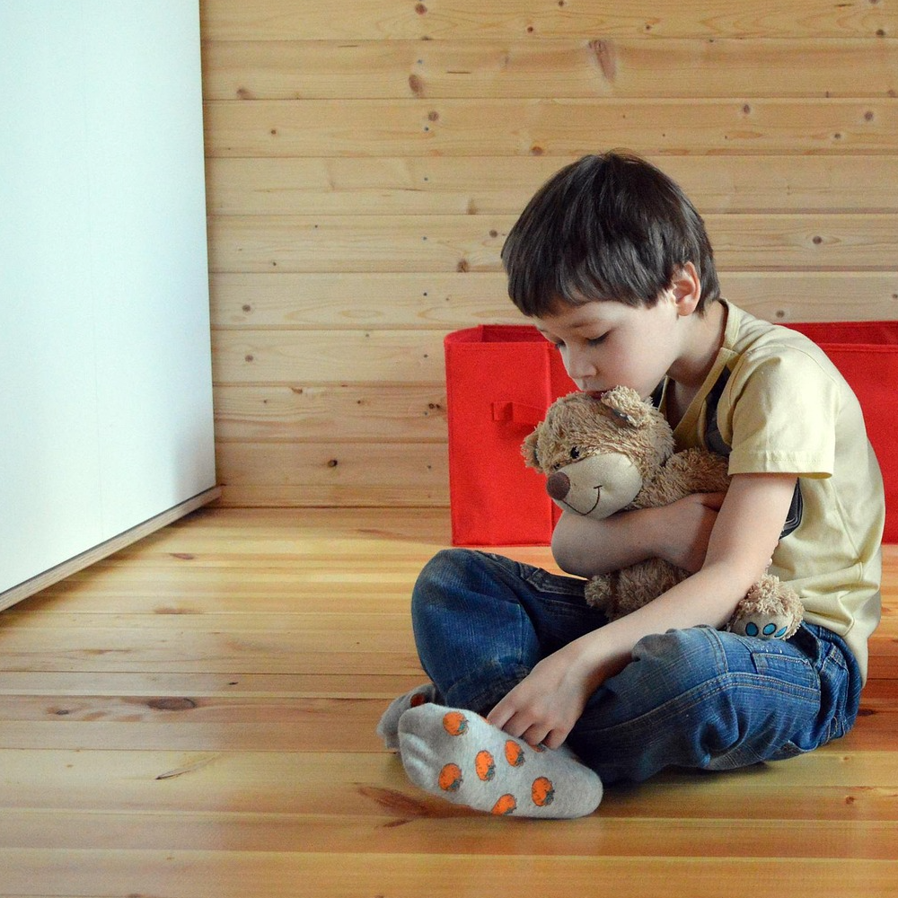 Enfant participant à une activité de stimulation du langage en orthophonie