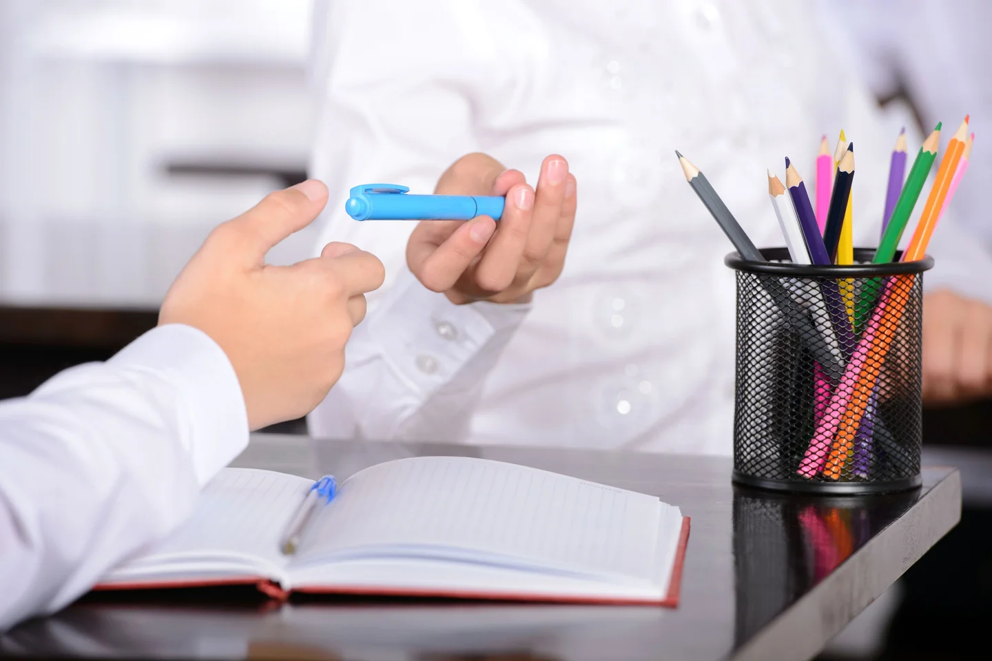 Enfant pratiquant un exercice d’écriture supervisé lors d’une séance d’orthophonie