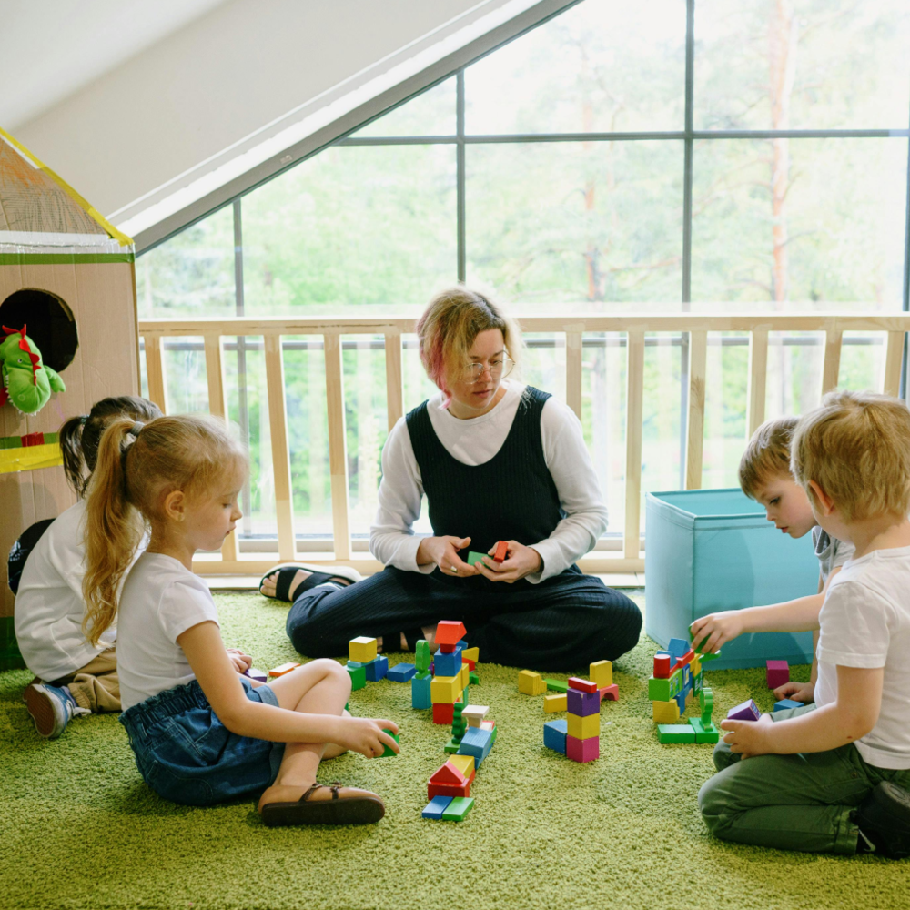 Groupe d’enfants participant à une activité de stimulation du langage en orthophonie